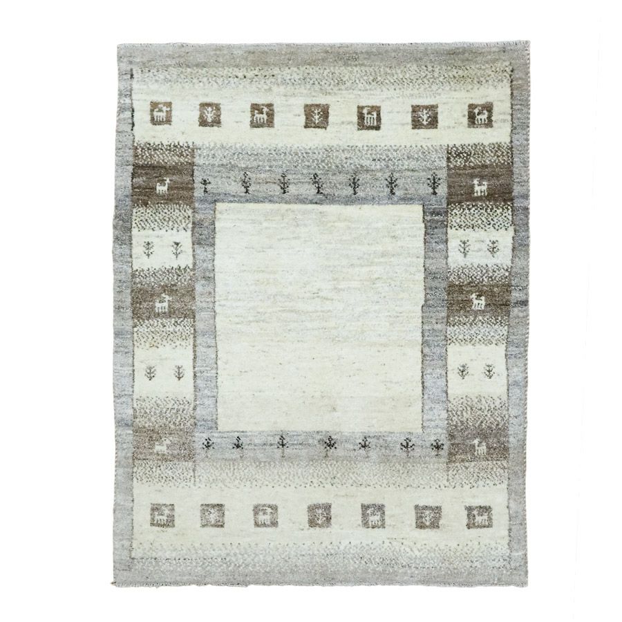 本場ペルシャギャッベ・135cm×198cm リビングサイズ 対す 